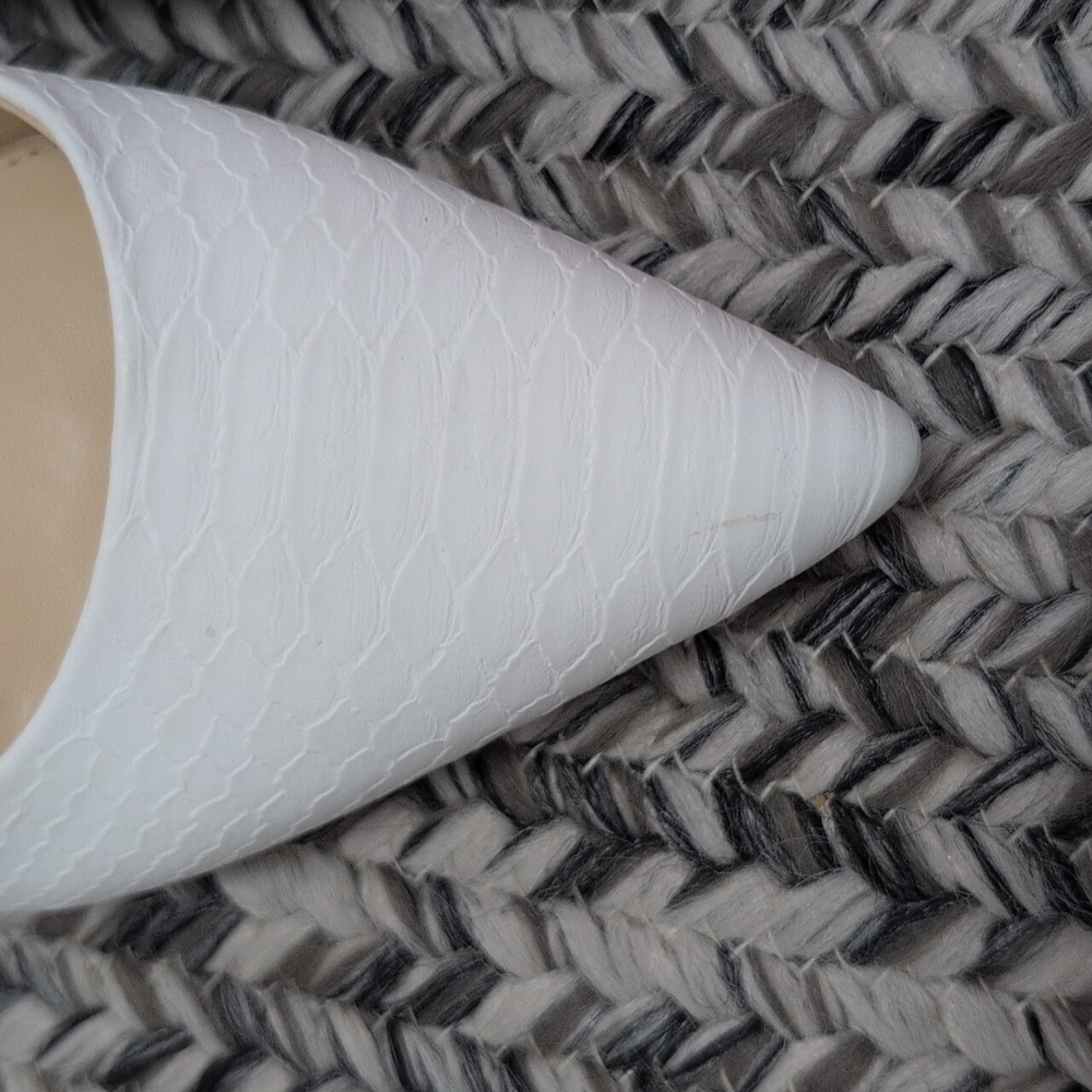 Jessica Simpson Claudette White Snake Print Pumps. - Picture 5 of 7